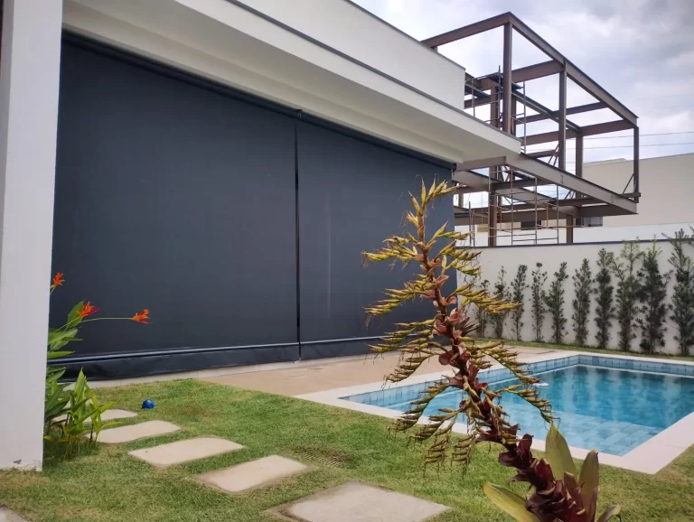 Fachada valorizada com toldo fixo