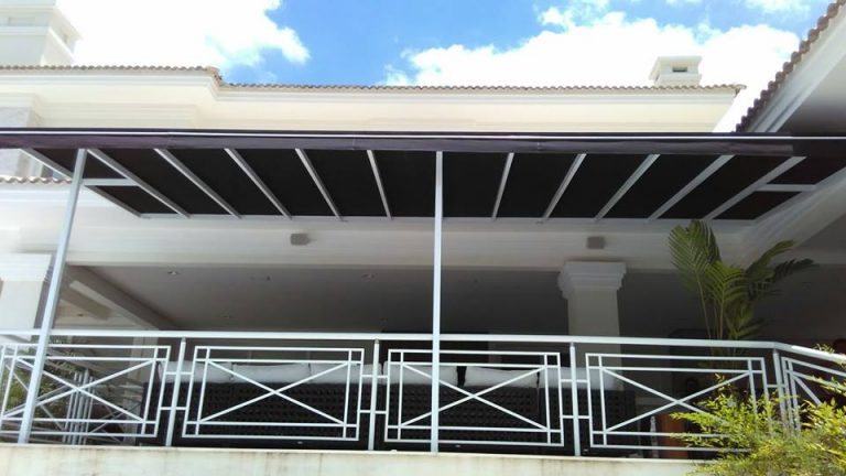 Detalhe de toldo fixo em lona acrílica
