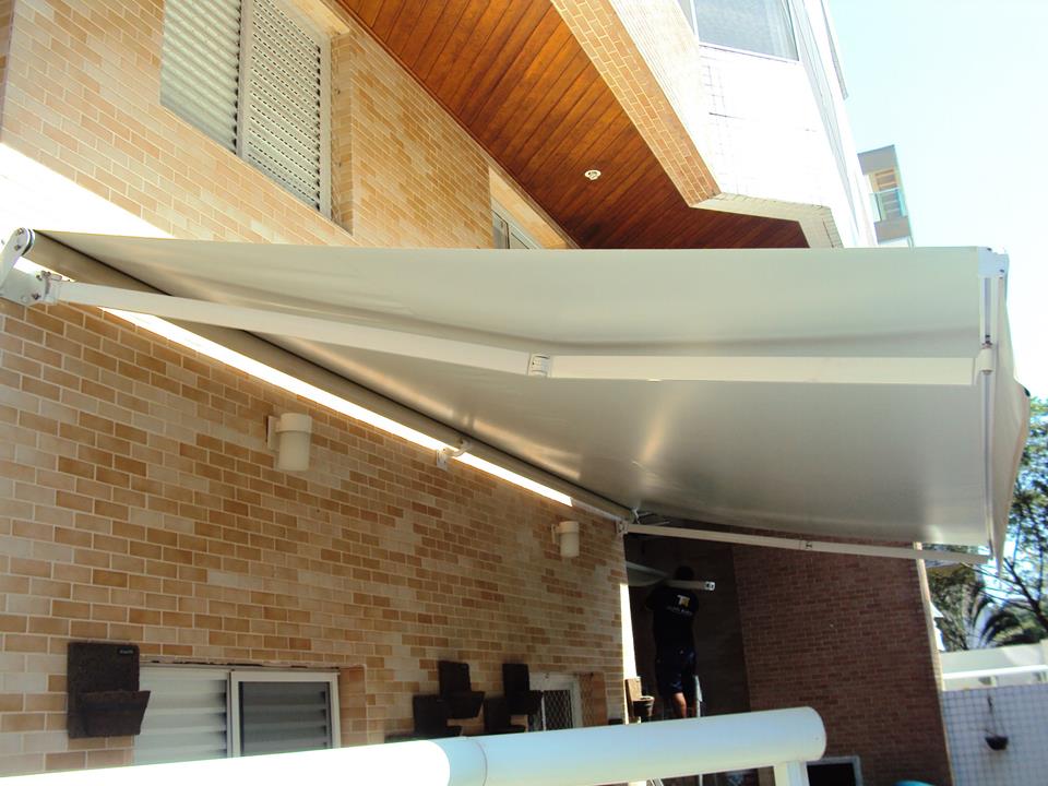 Toldo articulado aberto sobre área externa