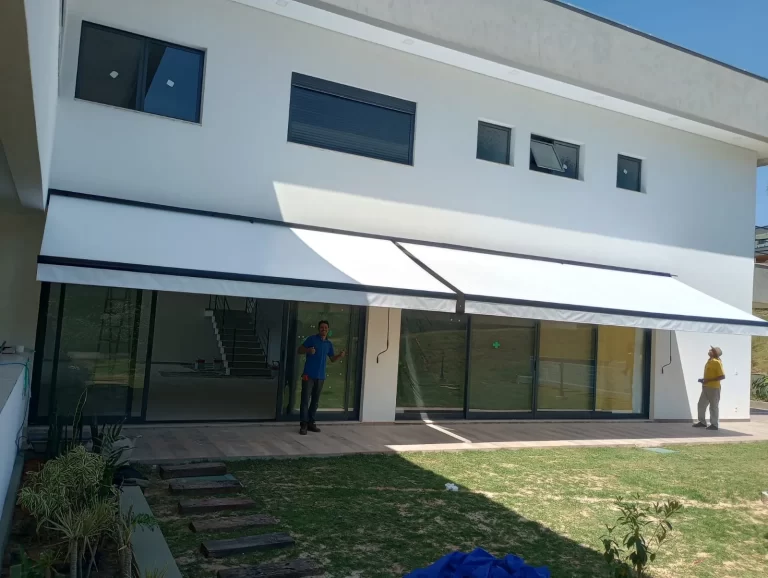 Toldo articulado de braço dobrável em residência de Alphaville