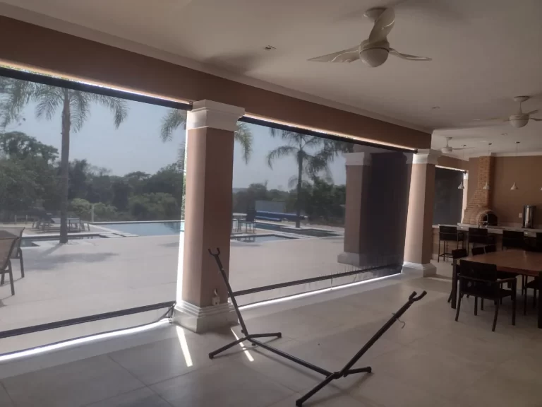 Toldo cortina em tela screen instalado em varanda em Alphaville