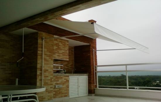 Toldo reto com jogo instalado em fachada